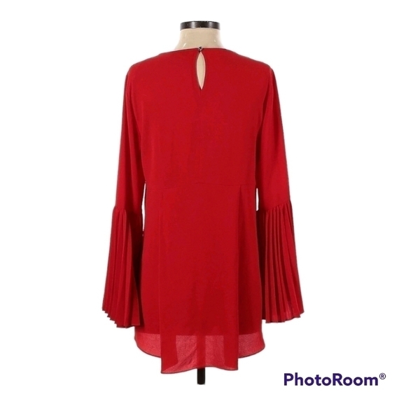 ❤️𝅺VINTAGE red round neck tunic top with pleated bell sleeves - Picture 2 of 5